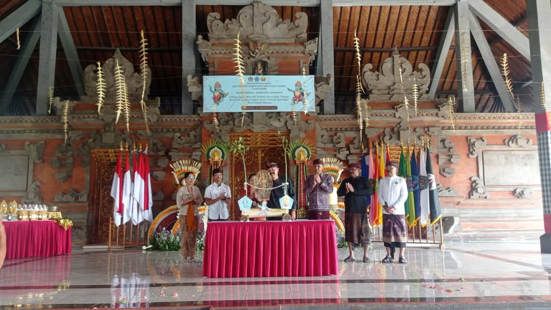 “NANGUN SAT KERTHI LOKA BALI” BULAN BAHASA BALI DESA ADAT DAN KELURAHAN ...